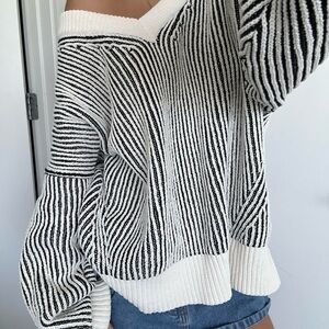 Aerie Off-Shoulder Sweater - Black and White